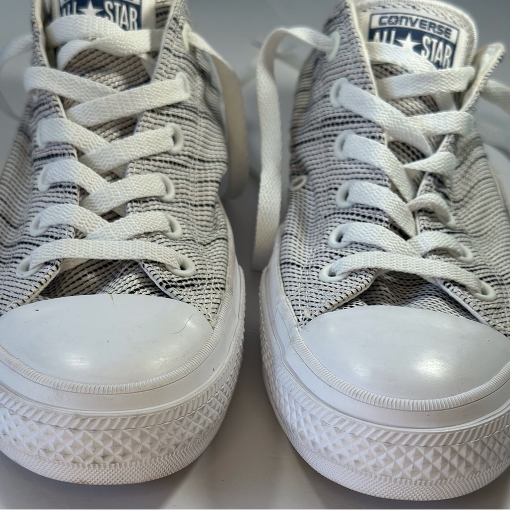Converse unisex sneakers men’s size 8/ women’s size 10